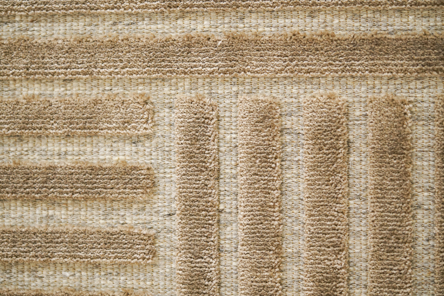 שטיח צמר ויסקוזה בז' וירוק זית דגם Reut