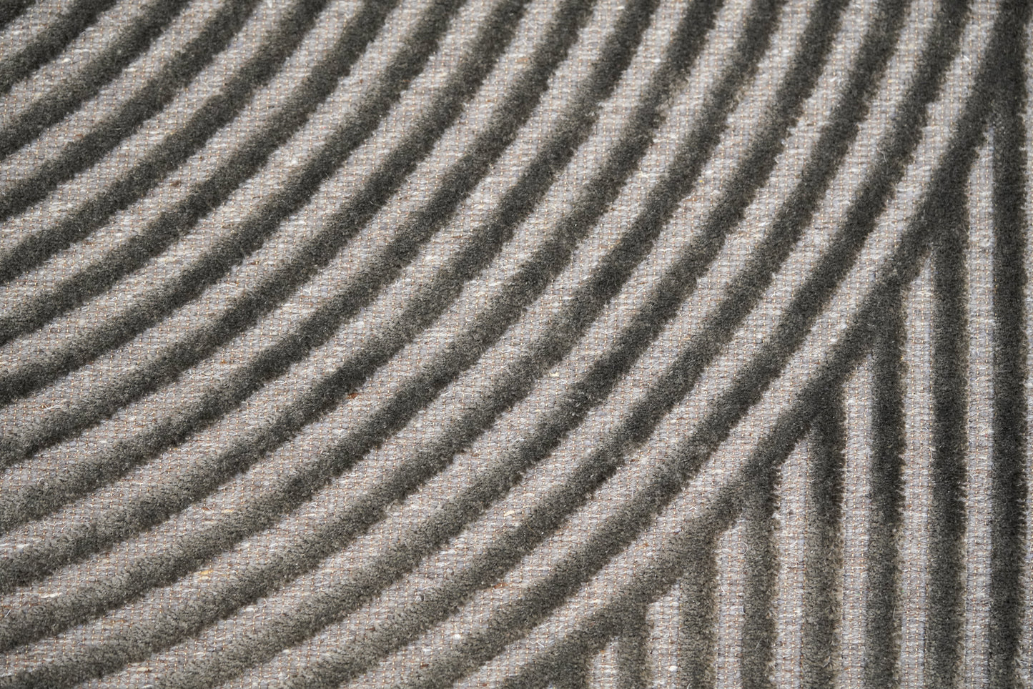 שטיח צמר ויסקוזה אפור ושחור משי דגם Jessica