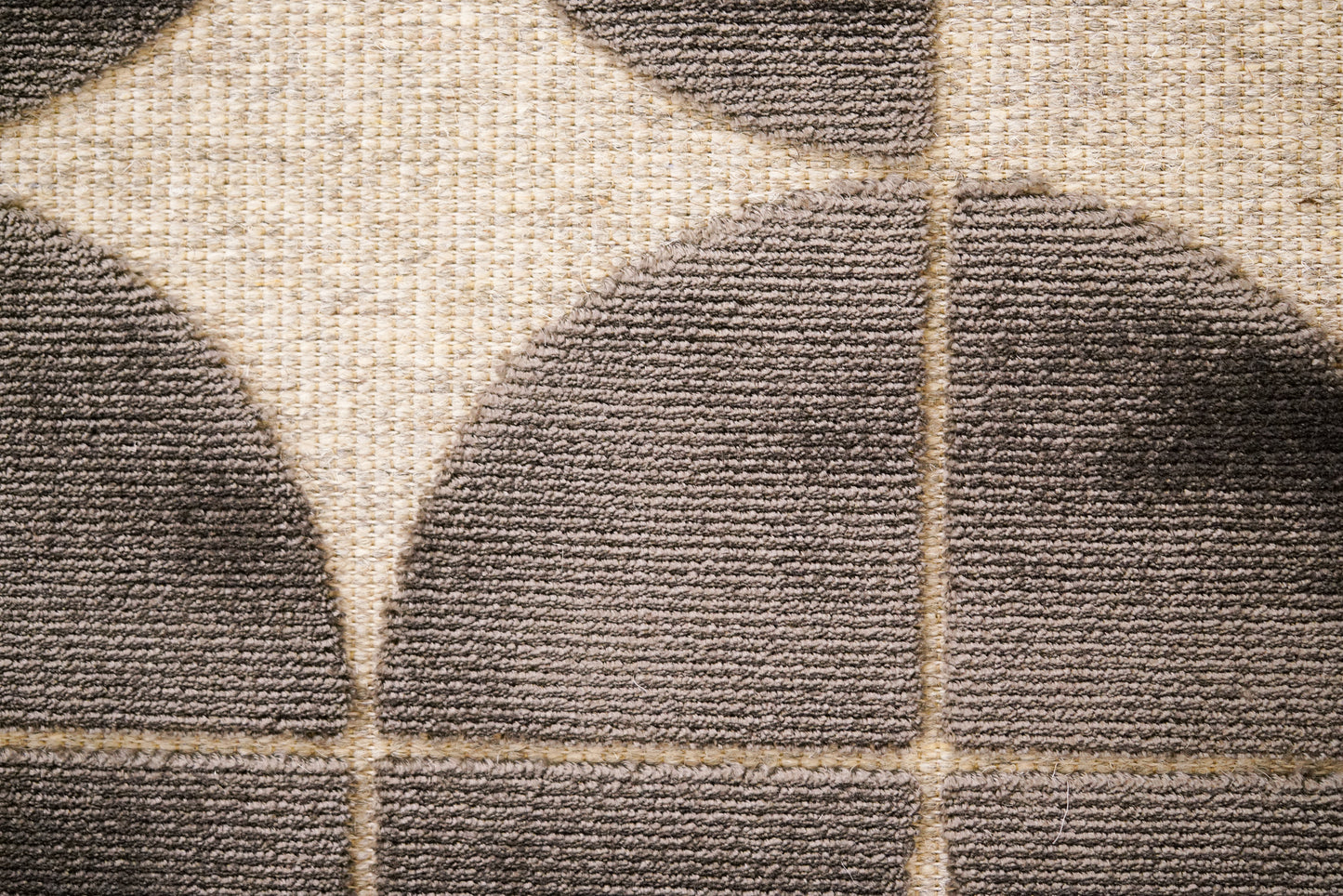 שטיח צמר ויסקוזה בז' ושחור משי דגם Jennifer