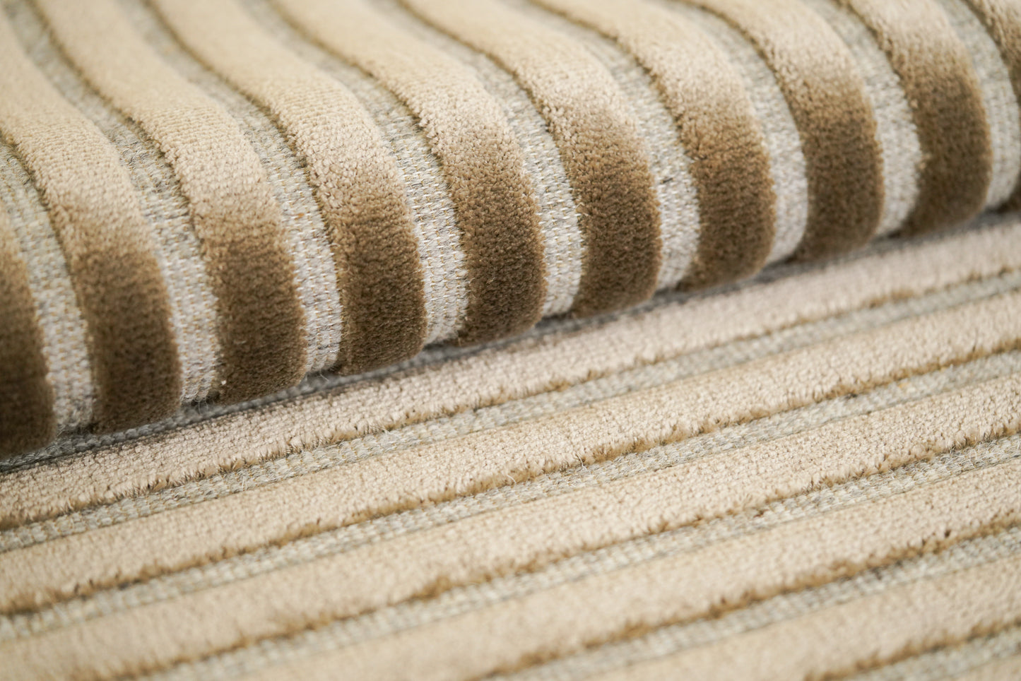 שטיח צמר ויסקוזה בז' וירוק זית דגם Reut