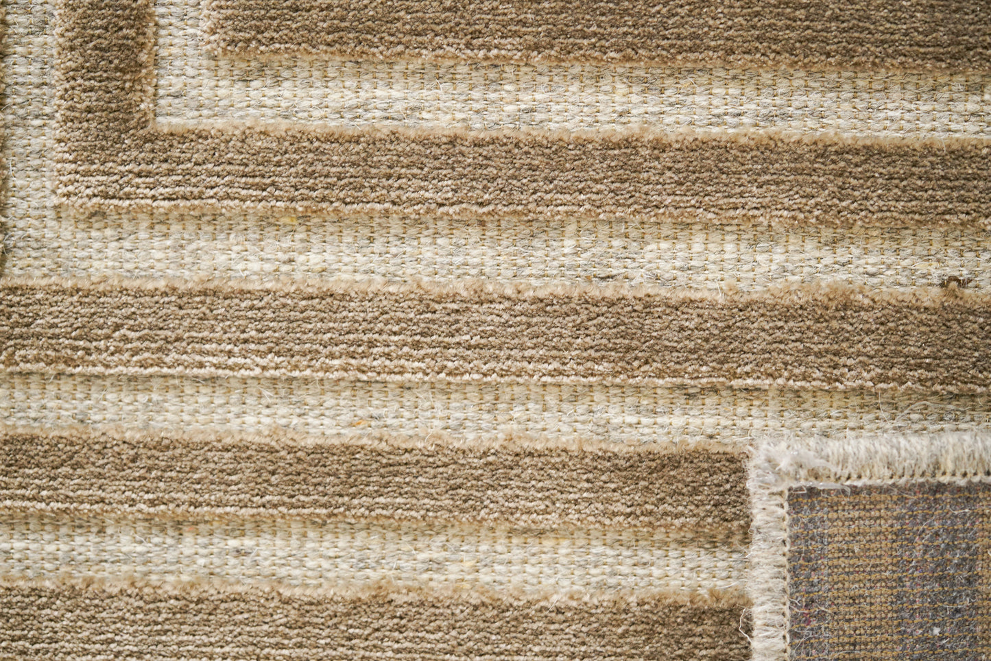 שטיח צמר ויסקוזה בז' וירוק זית דגם Reut