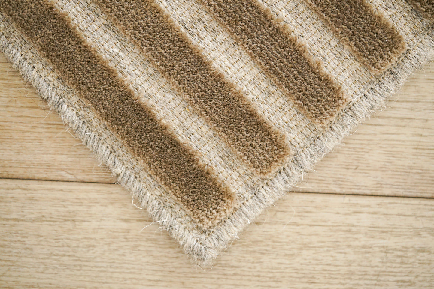 שטיח צמר ויסקוזה בז' וירוק זית דגם Reut