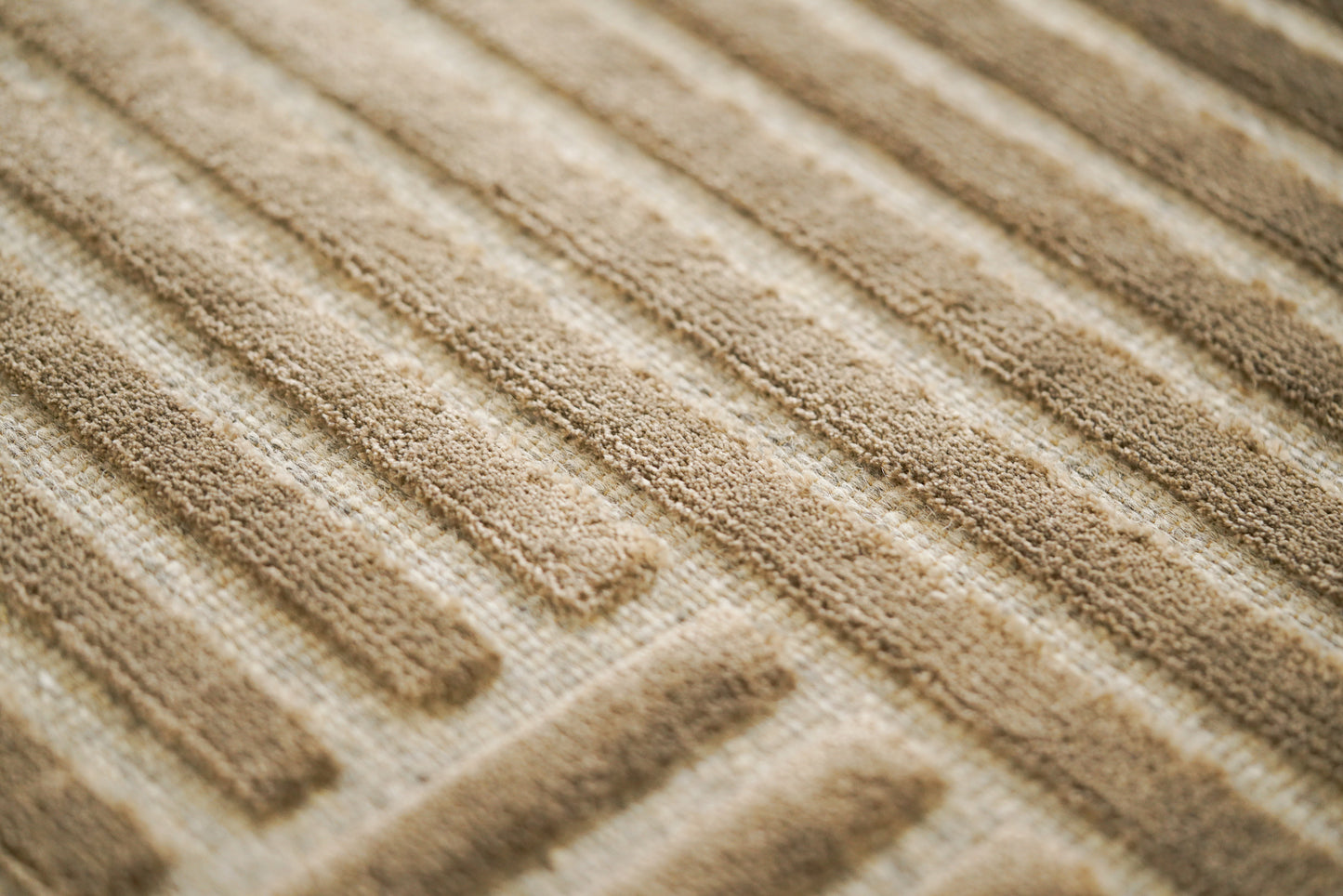 שטיח צמר ויסקוזה בז' וירוק זית דגם Reut