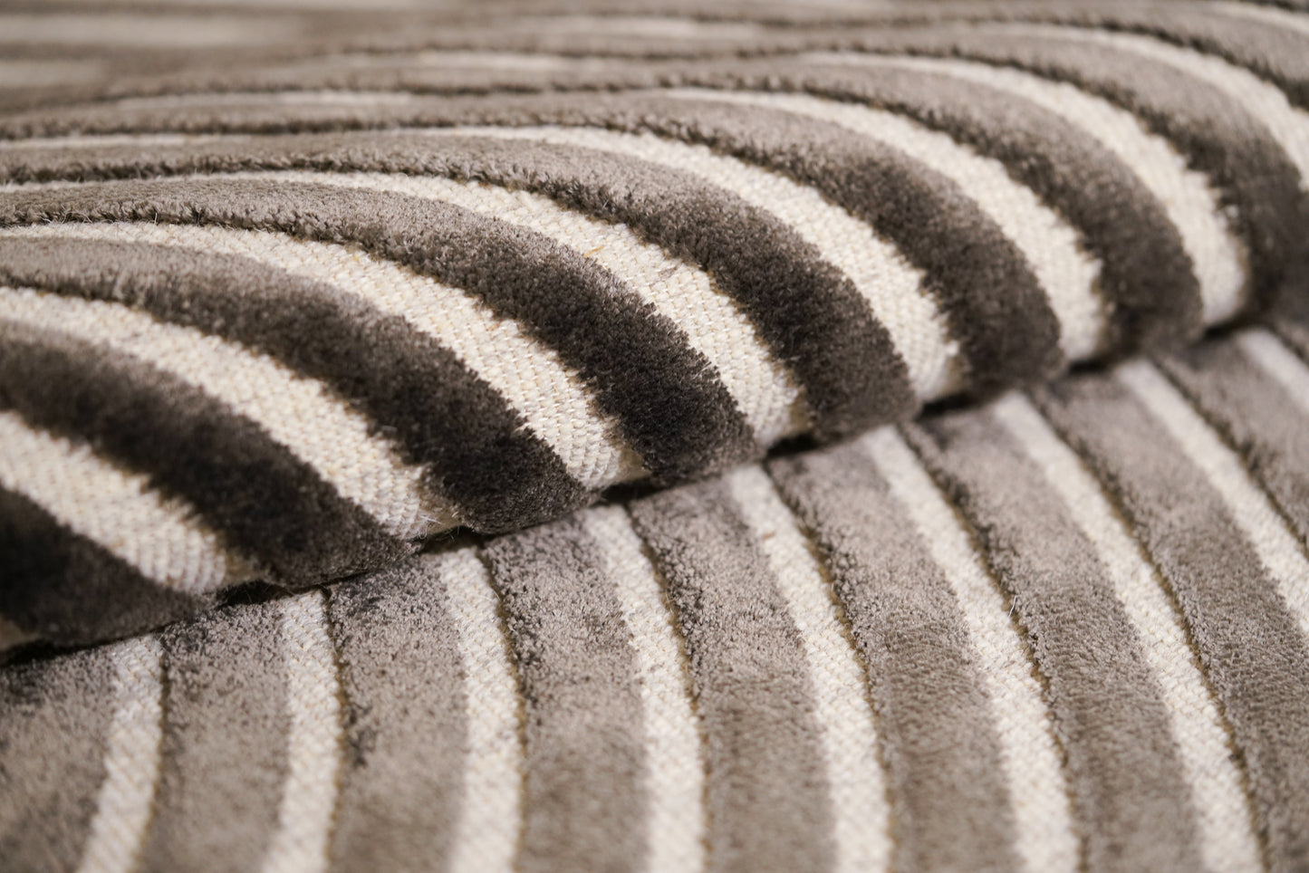 שטיח צמר ויסקוזה שמנת ושחור משי דגם Roni