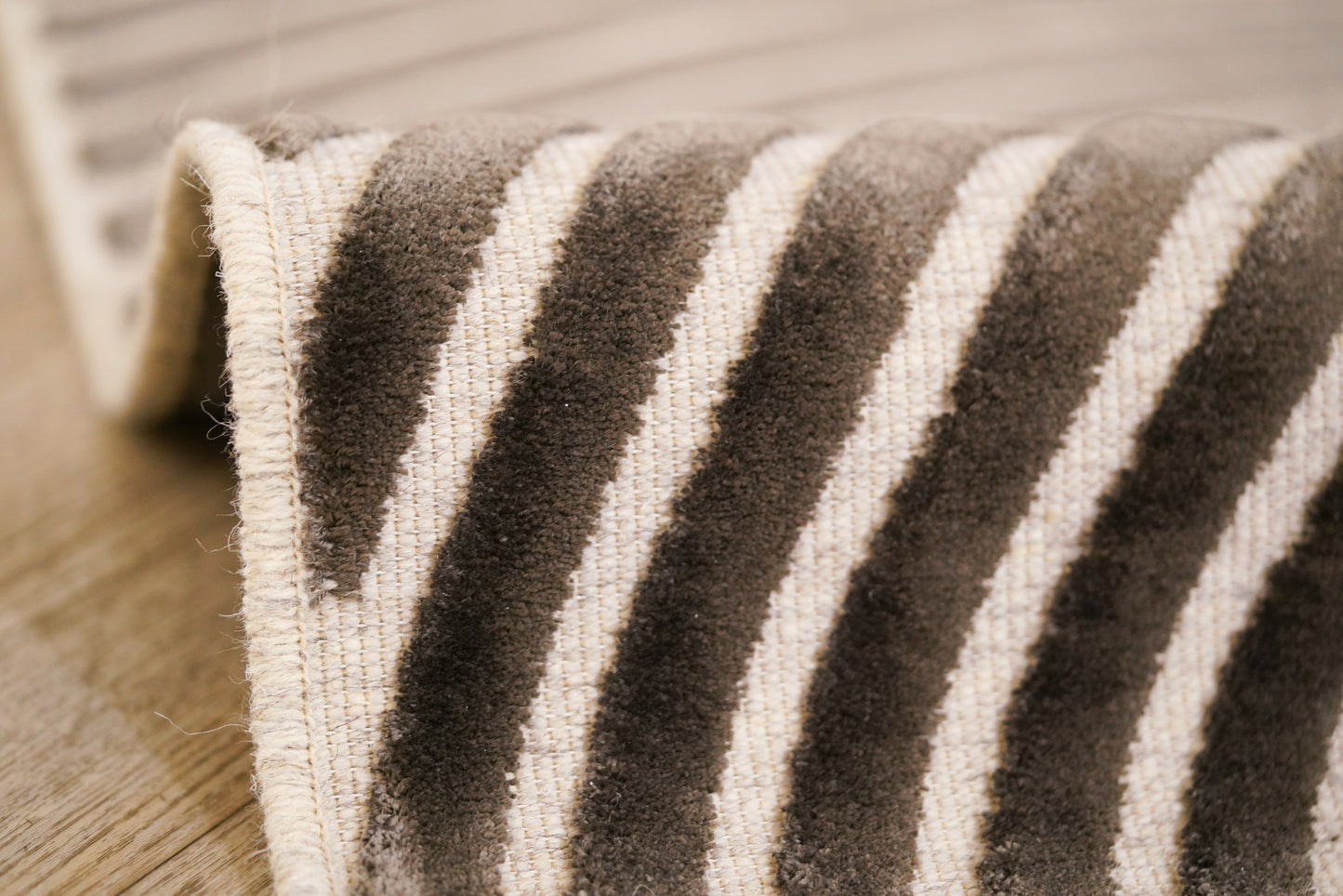 שטיח צמר ויסקוזה שמנת ושחור משי דגם Roni