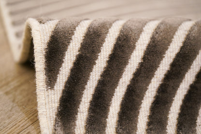 שטיח צמר ויסקוזה שמנת ושחור משי דגם Roni