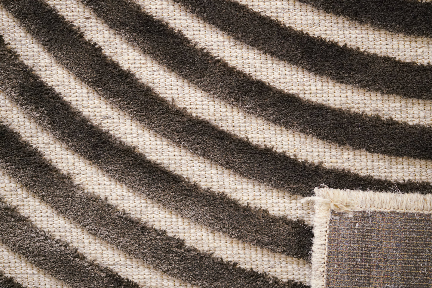שטיח צמר ויסקוזה שמנת ושחור משי דגם Roni