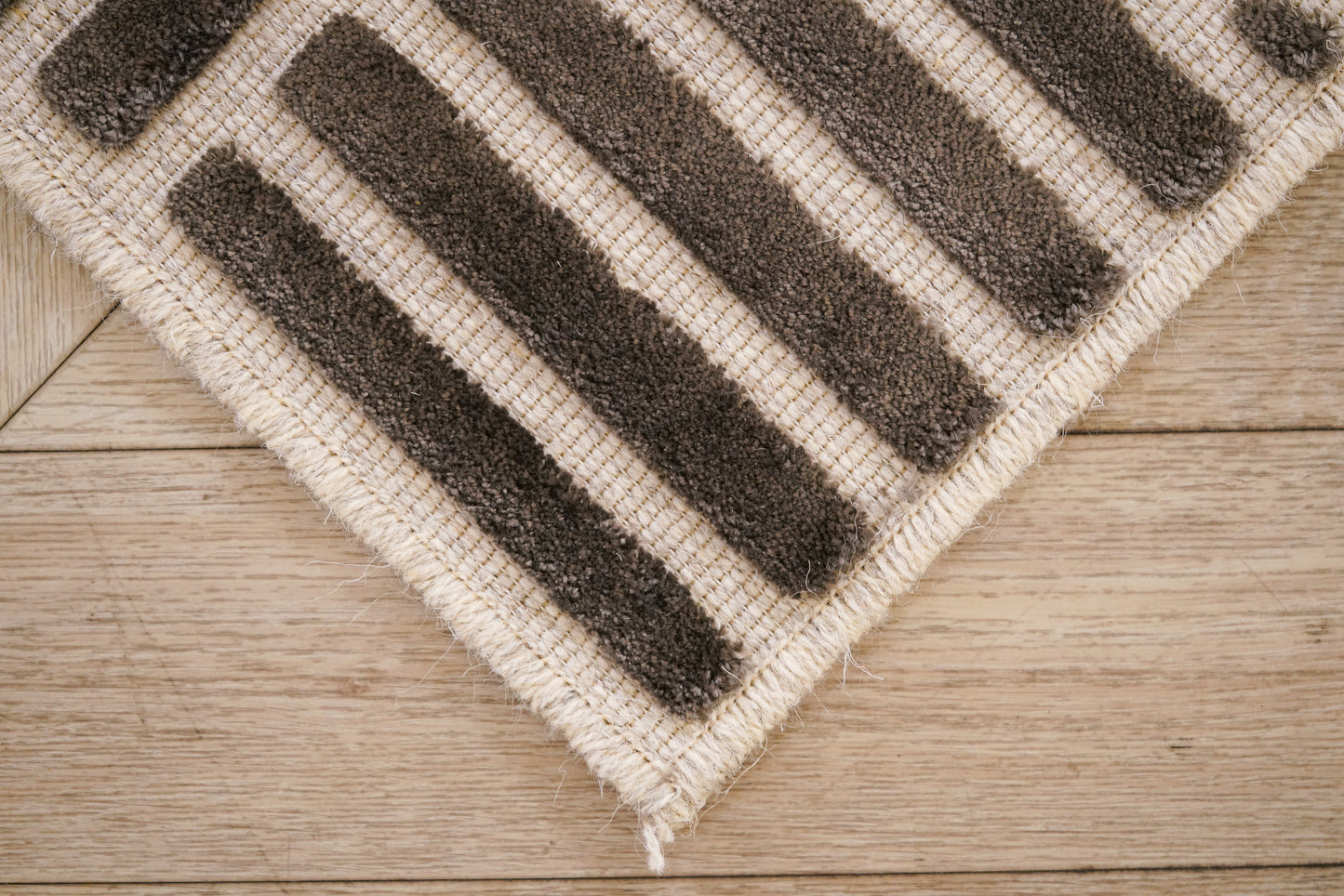 שטיח צמר ויסקוזה שמנת ושחור משי דגם Roni