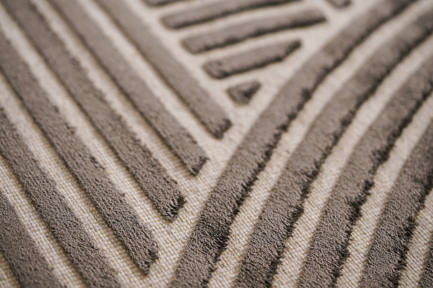 שטיח צמר ויסקוזה שמנת ושחור משי דגם Roni