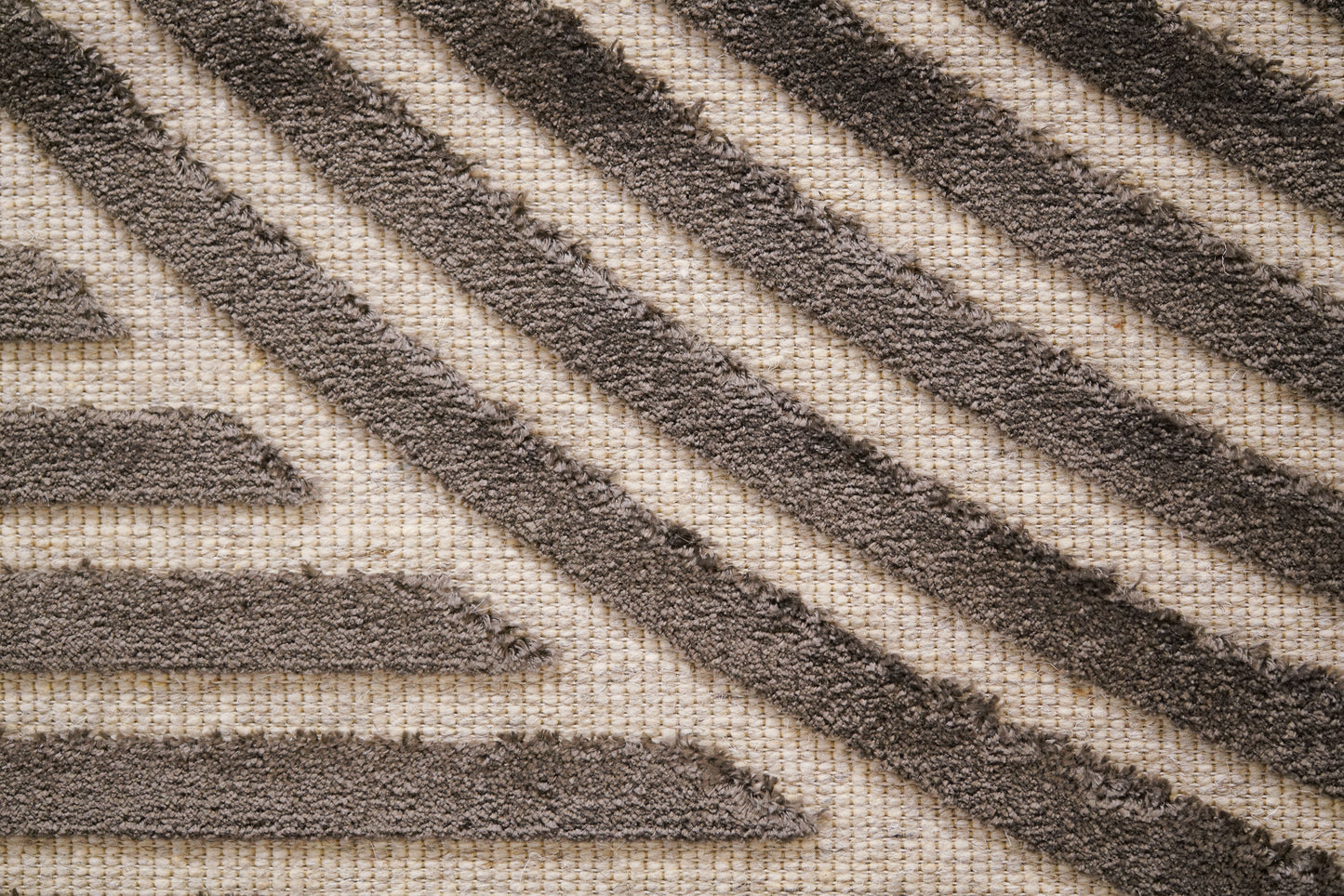 שטיח צמר ויסקוזה שמנת ושחור משי דגם Roni