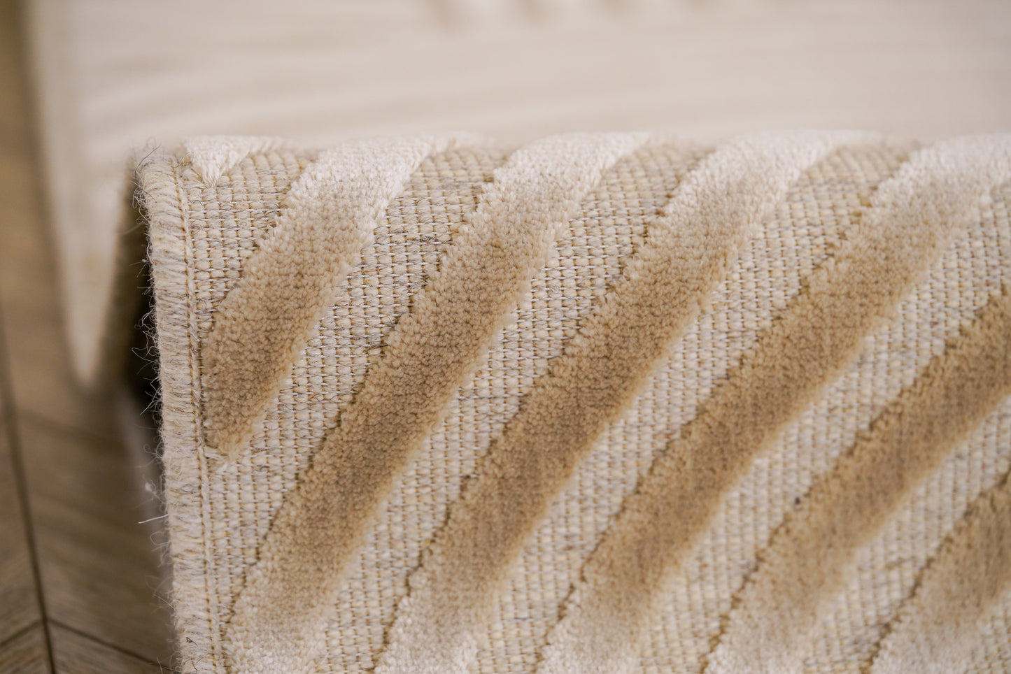 שטיח צמר ויסקוזה שמנת ולבן פנינה דגם Roni