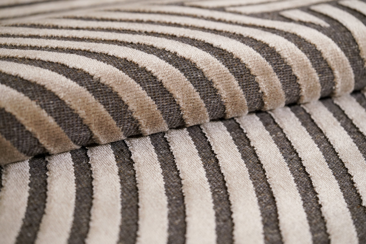 שטיח צמר ויסקוזה אפור וזהב מוברש דגם Roni