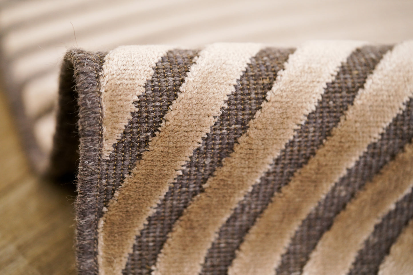 שטיח צמר ויסקוזה אפור וזהב מוברש דגם Roni