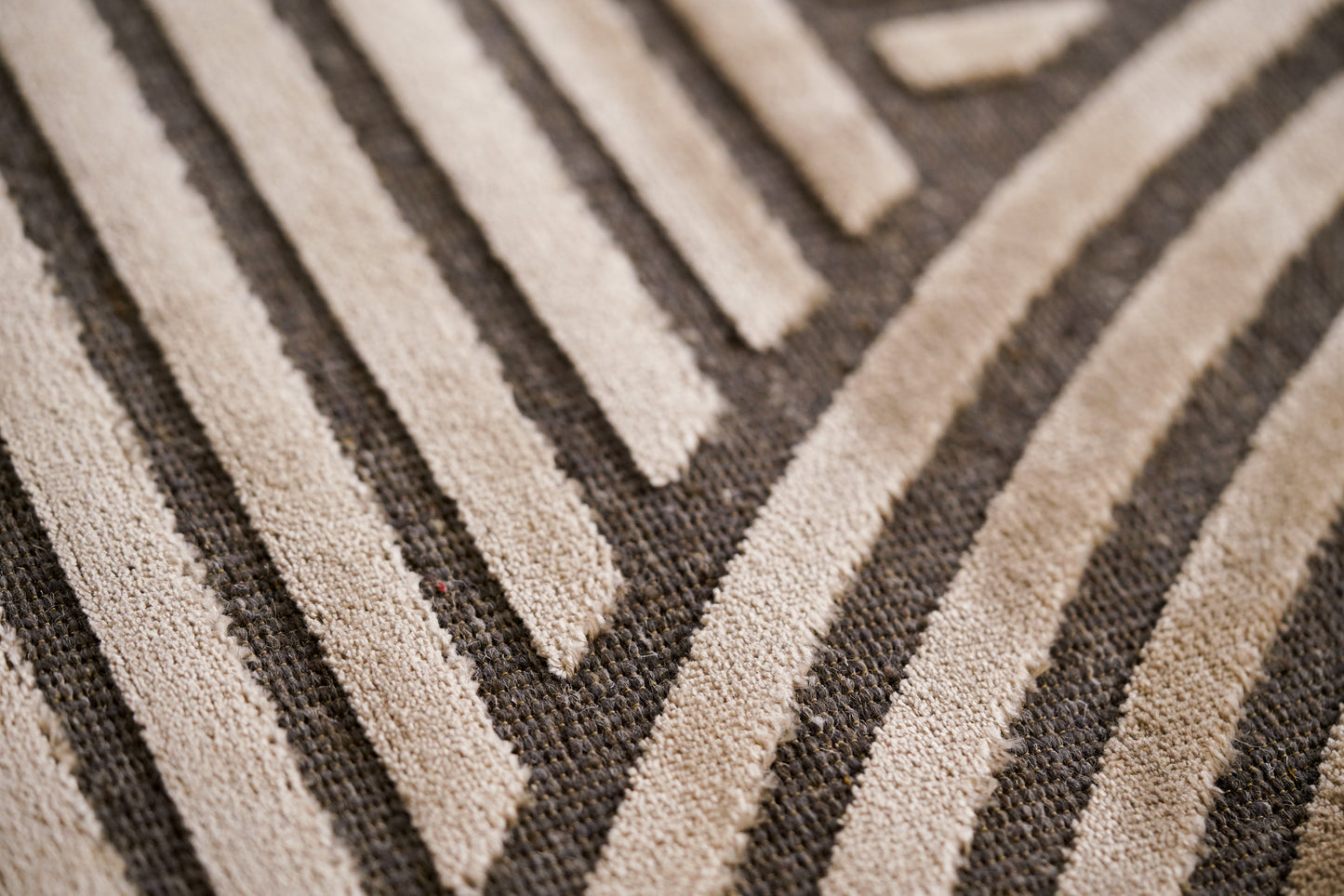 שטיח צמר ויסקוזה אפור וזהב מוברש דגם Roni