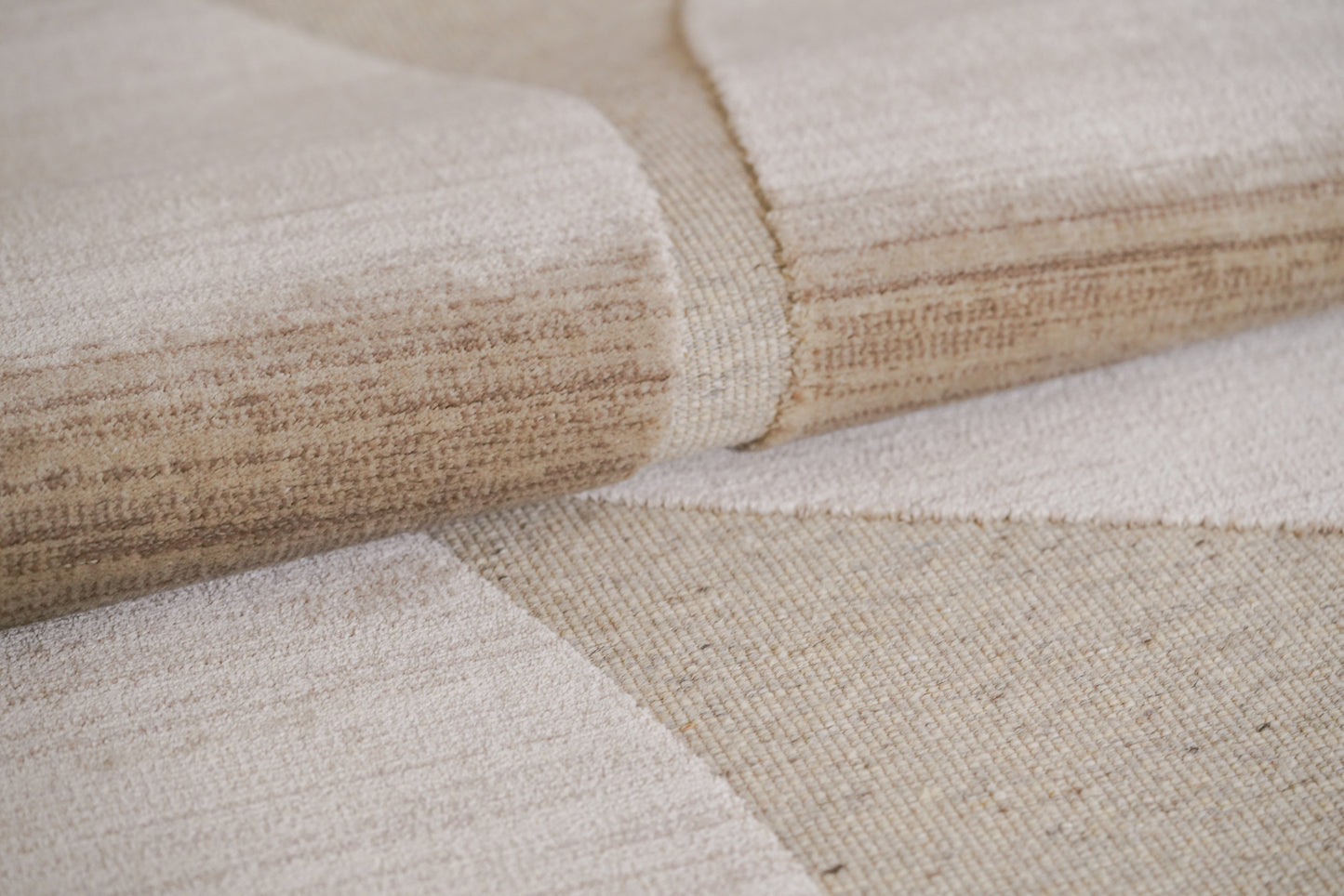 שטיח צמר ויסקוזה שמנת וחום גרייג׳ דגם Rotem