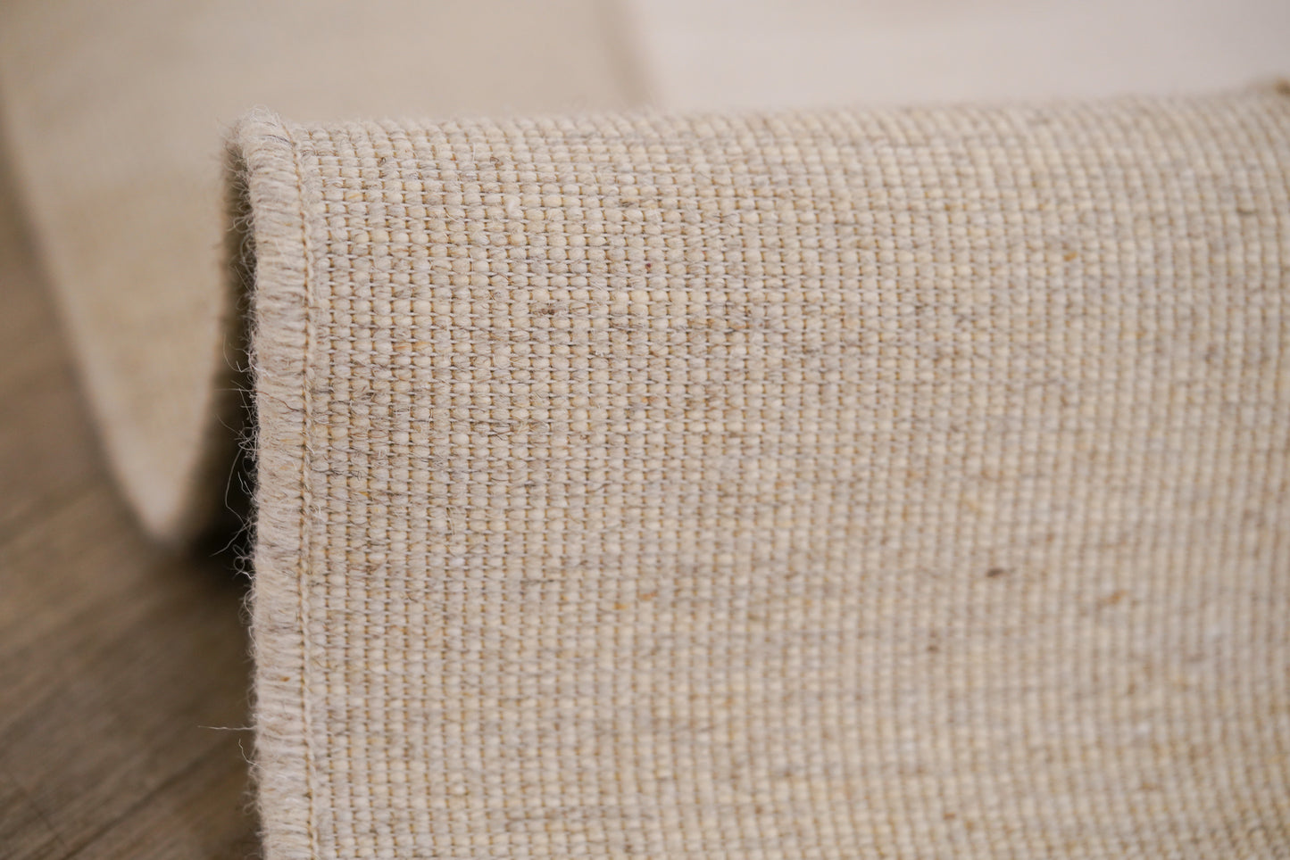 שטיח צמר ויסקוזה שמנת וחום גרייג׳ דגם Rotem