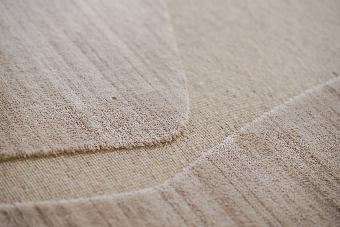 שטיח צמר ויסקוזה שמנת וחום גרייג׳ דגם Rotem