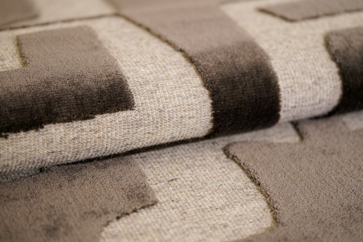 שטיח צמר ויסקוזה שמנת ושחור משי דגם Sophie