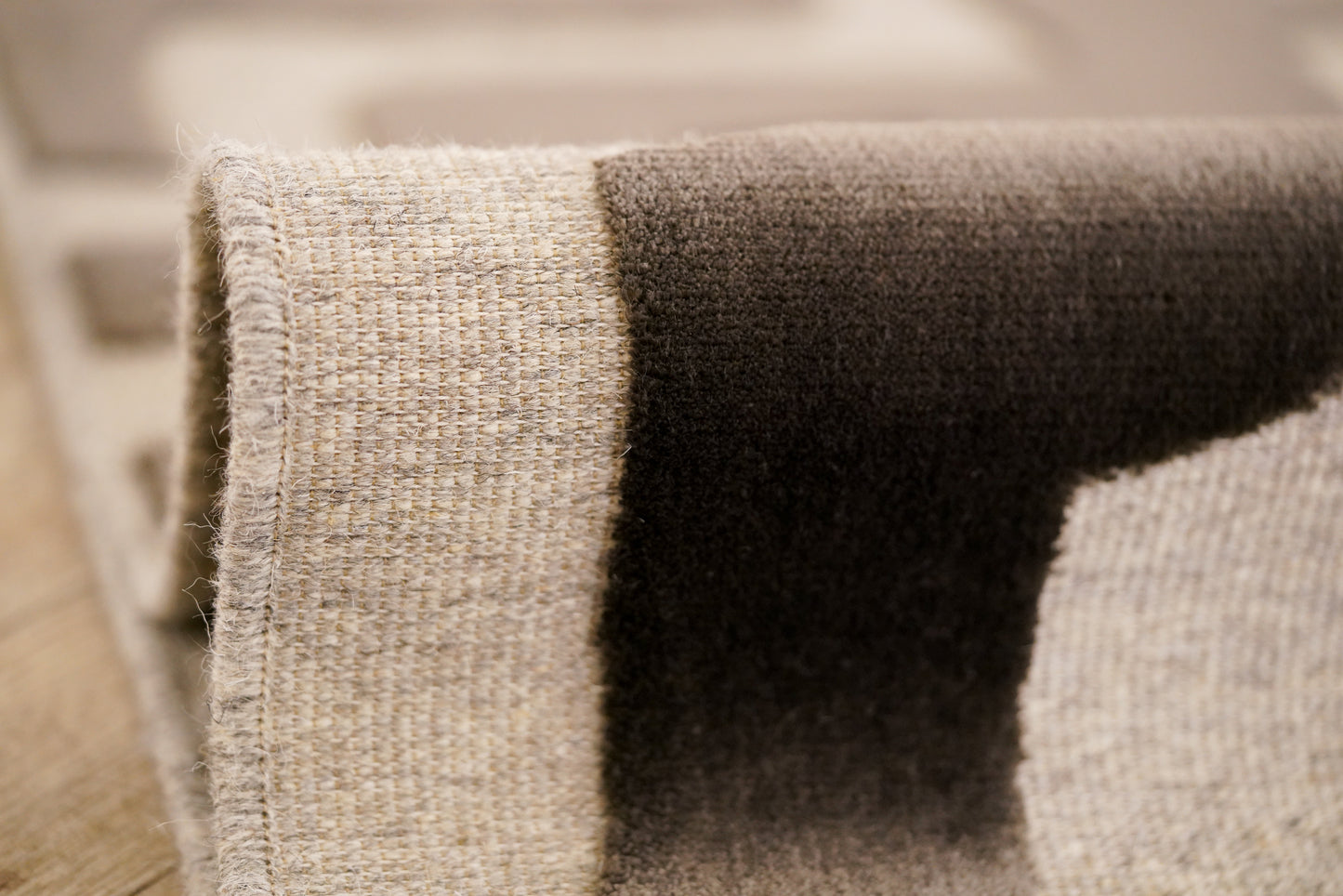שטיח צמר ויסקוזה שמנת ושחור משי דגם Sophie