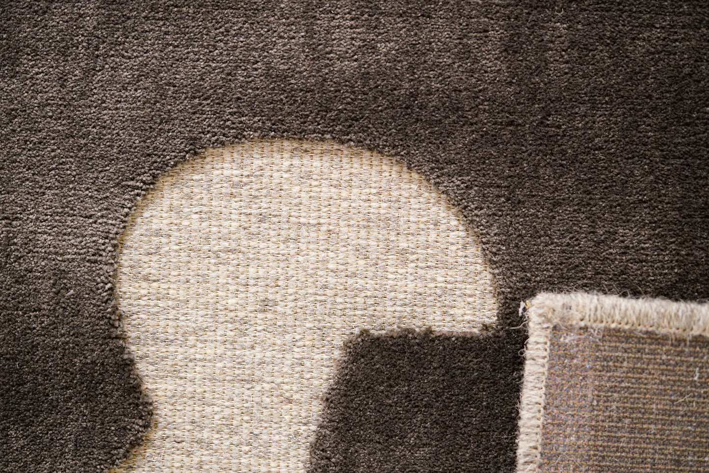 שטיח צמר ויסקוזה שמנת ושחור משי דגם Sophie