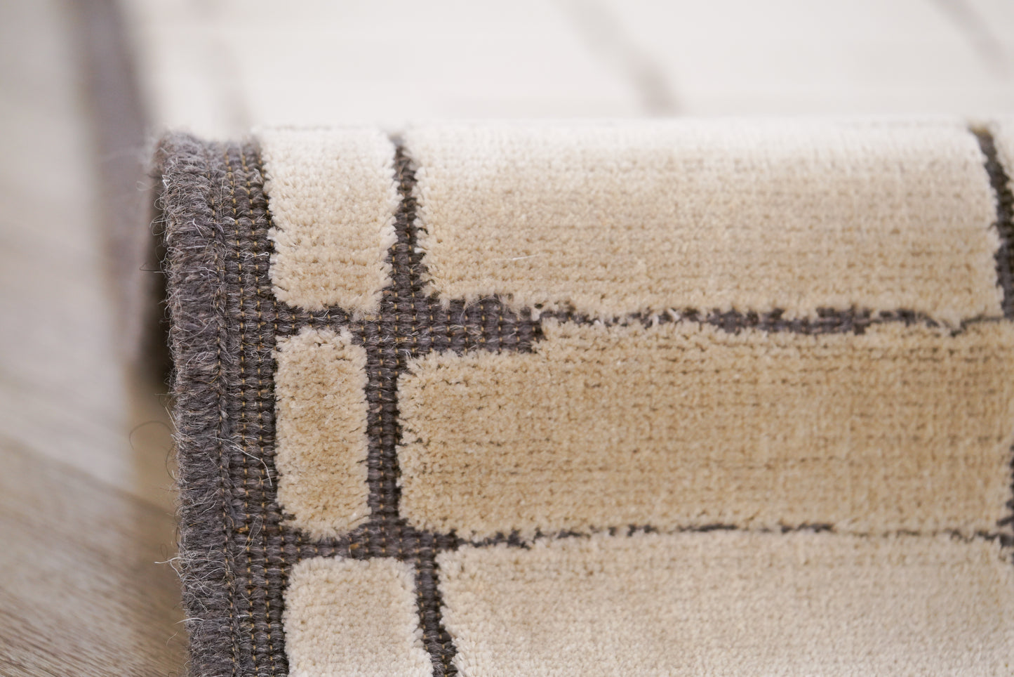 שטיח צמר ויסקוזה בז' ולבן פנינה דגם Stephanie