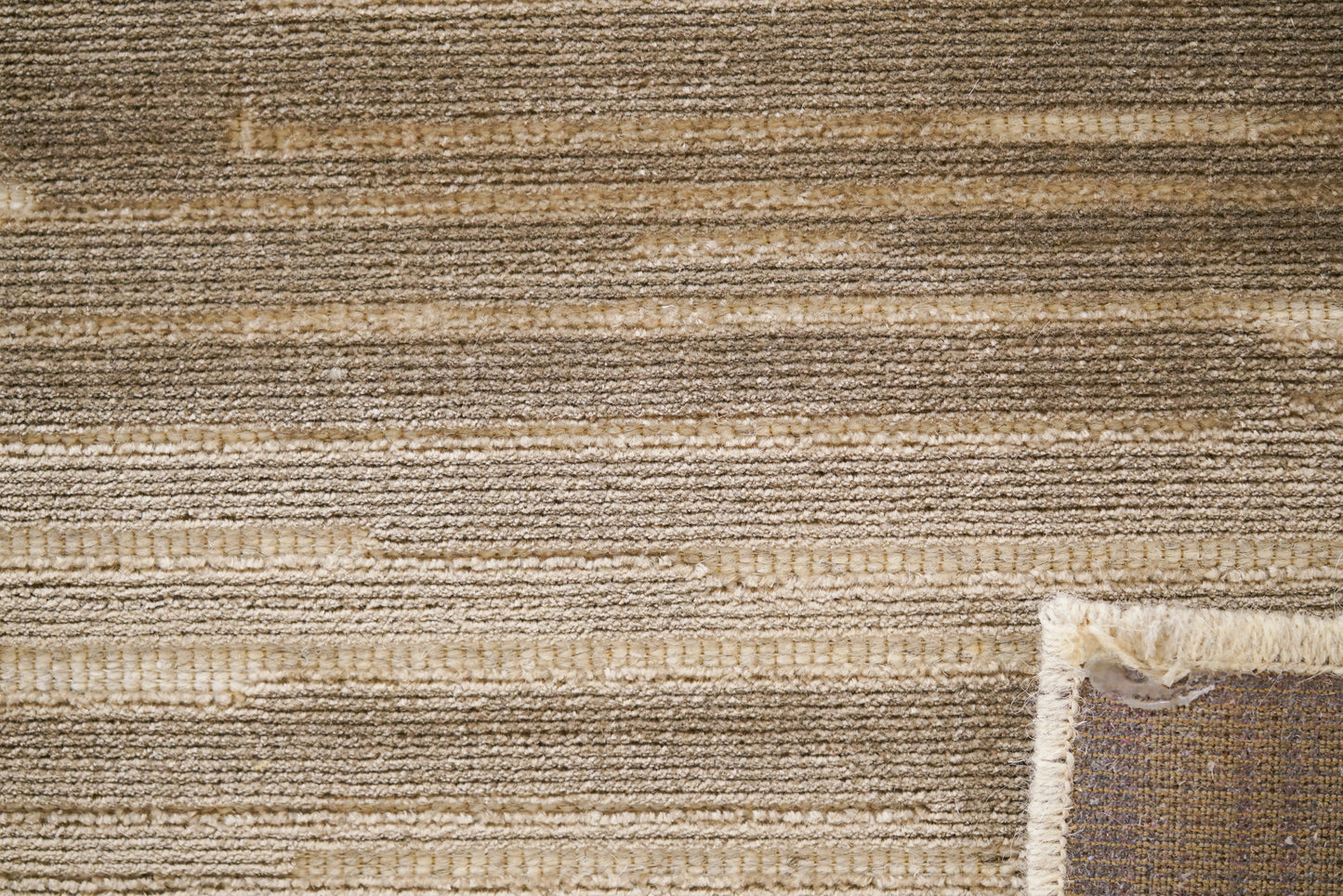 שטיח צמר ויסקוזה שמנת וירוק זית דגם Ashley