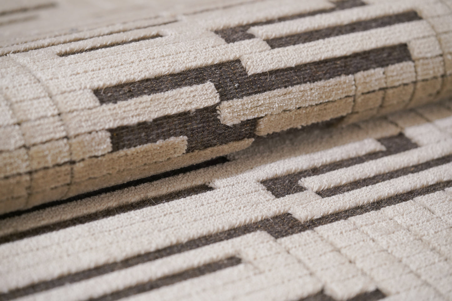 שטיח צמר ויסקוזה אפור ולבן פנינה דגם Kim