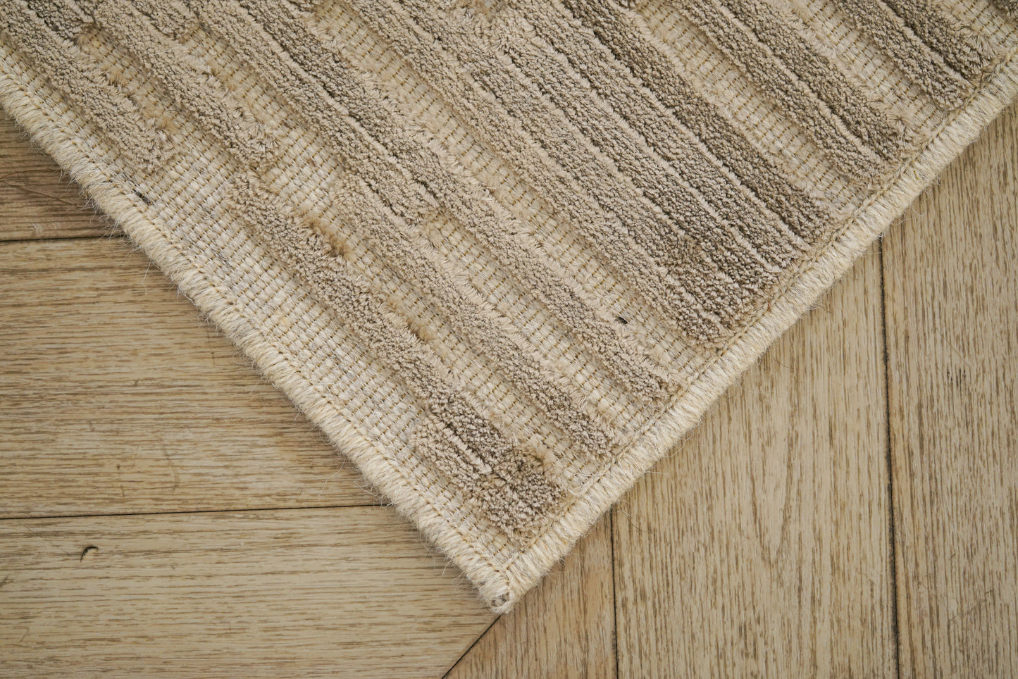 שטיח צמר ויסקוזה שמנת וירוק זית דגם Kim