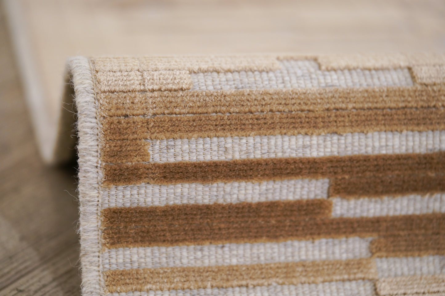 שטיח צמר ויסקוזה שמנת וחום גרייג׳ דגם Kim